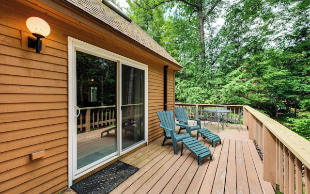 Bartlett Vacation Rental w/ Wraparound Deck!