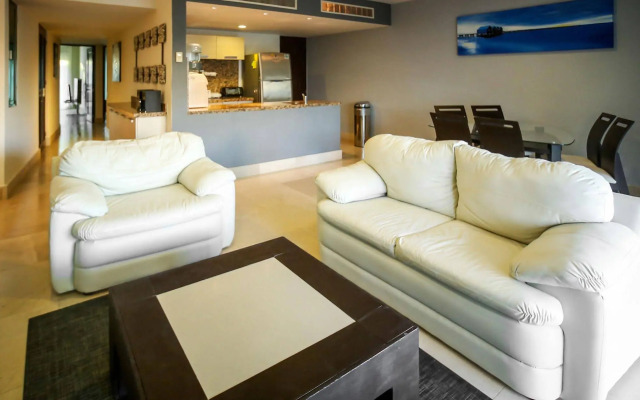 Luxurious & Central Condo In Playa Steps From The Beach