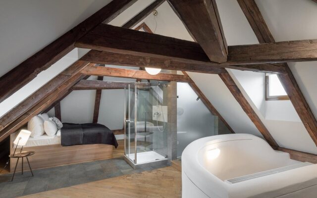 3 Epoques Apartments by Adrez Living