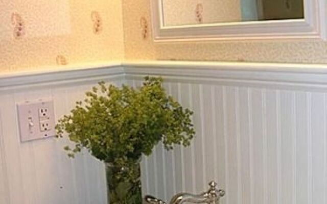 Eddington House Inn - Bed And Breakfast - Adults Only