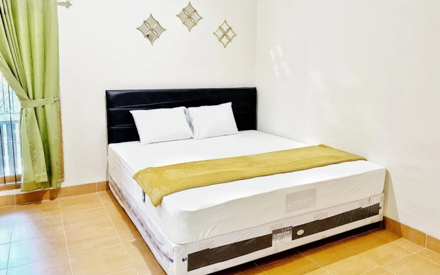 Adipura Guesthouse Syariah RedPartner near Terminal Nganjuk