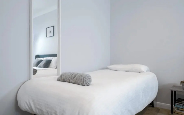 Apartmentsleeps3-balcony-valleyview-parking
