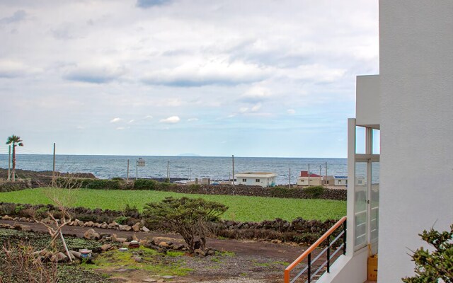 Jeju Cloudy Field House