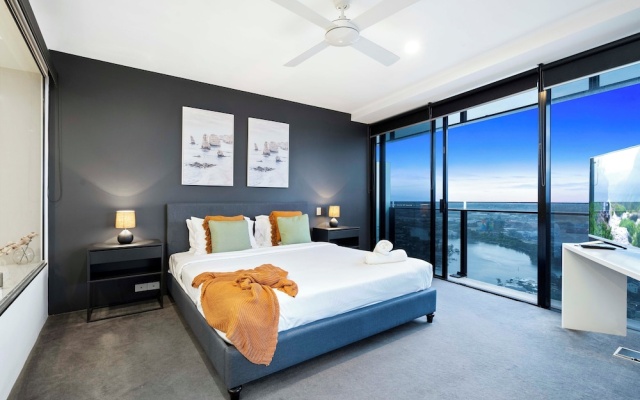 Converted 2 Bedroom Apartments (No Parking) - Circle on Cavill - Wow Stay