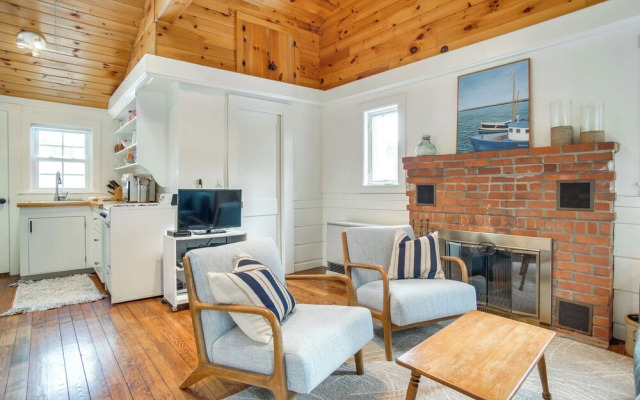 Walk to Beach: South Chatham Home