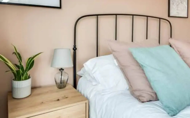 Family-friendly Getaway - Garden Parking Sleeps 7
