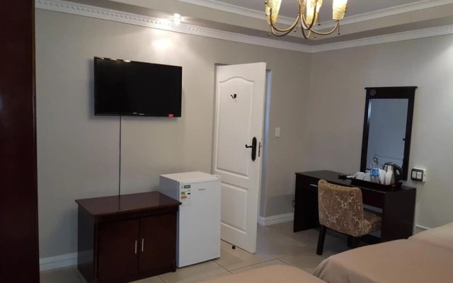 Savoy Lodge - Standard Double Room 7