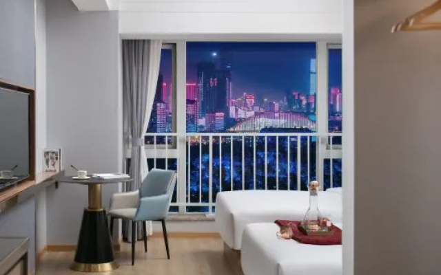 May Boutique Hotel (Xinyang East Railway Station Evergrande Plaza) – Balcony – Xinyang