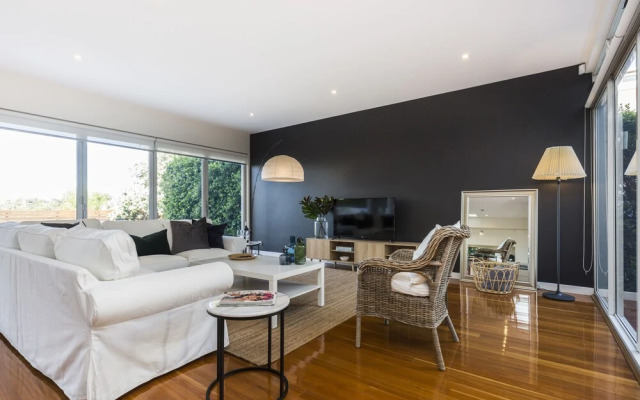 Sydney Seaside Contemporary Executive Living