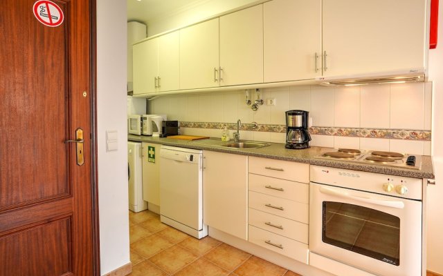 Beautiful Apartment With a Bedroom in Meia Praia and a Communal Swimming Pool