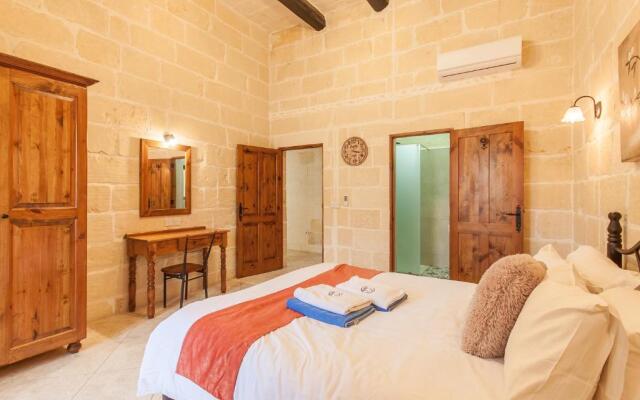 Centre Island Gozitan Farmhouse & Pool