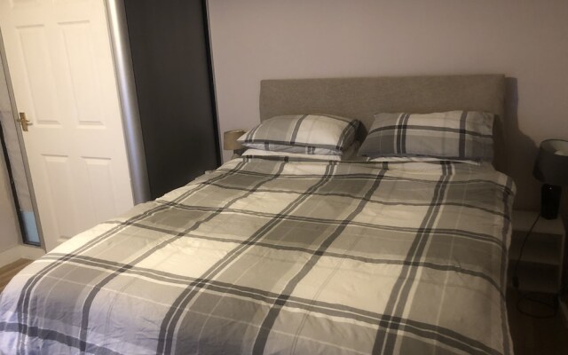 Superb Apartment With Sky Glass TV and Netflix