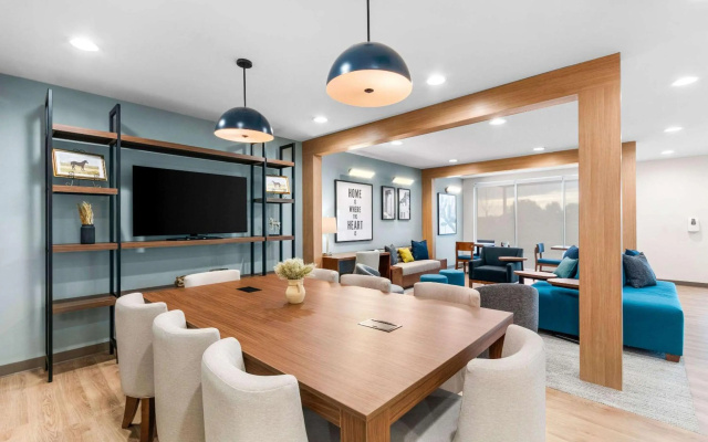 Everhome Suites Lexington - Horse Park