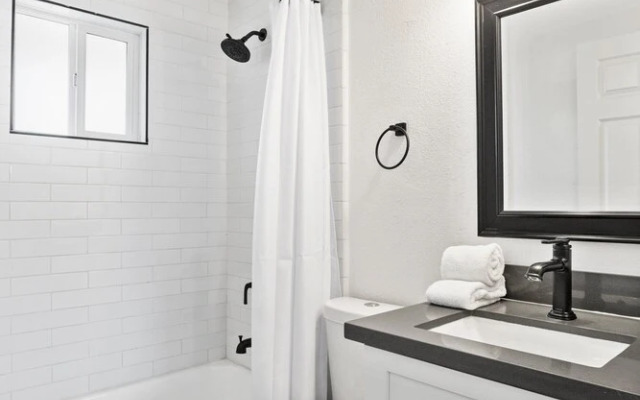 Colt-in Old Town-walk To Entertainment District