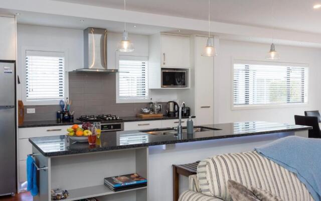 Poolside Retreat - Picton Holiday House Waikawa