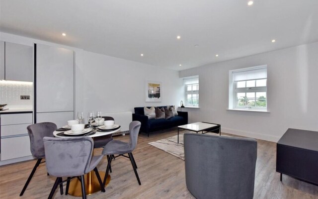 Prestigious & Luxury 2-bed Apartment in Slough