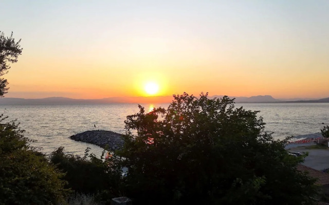 Beachfront Avia Nest - Aspa s Getaway