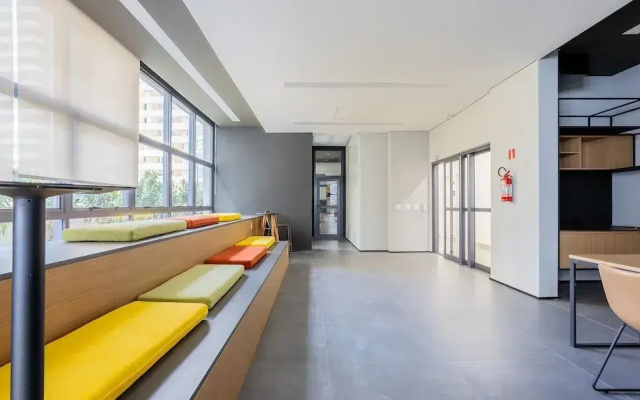 Apt w/ Balcony & View, 650m From the Metro Nik0504