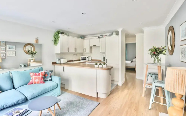 Newly Refurbished Flat With Great Transport Links