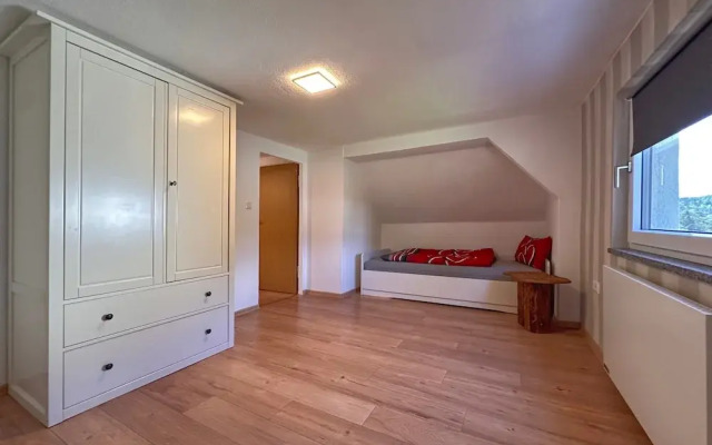 Freistehendes Haus mit Ofen, Terrasse und Garten