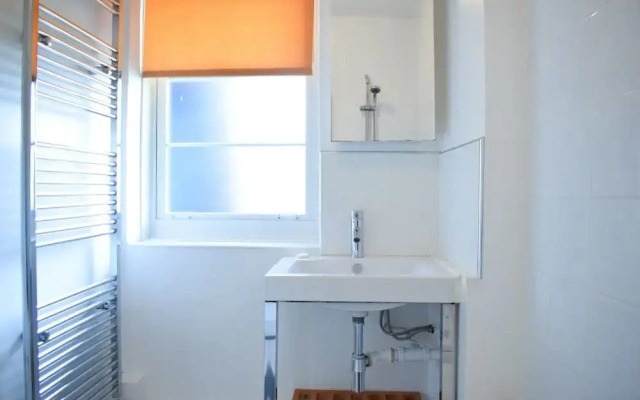 2 Bedroom Flat Near Tower Hill