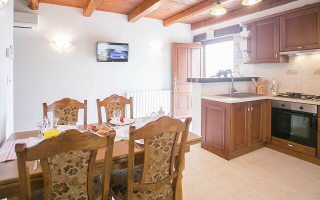 Nicely furnished apartment with communal pool on a horse ranch