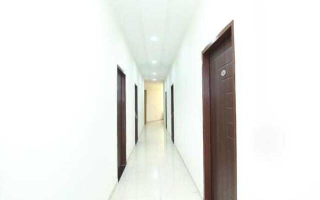 Oyo 92531 Hotel Golden Crown