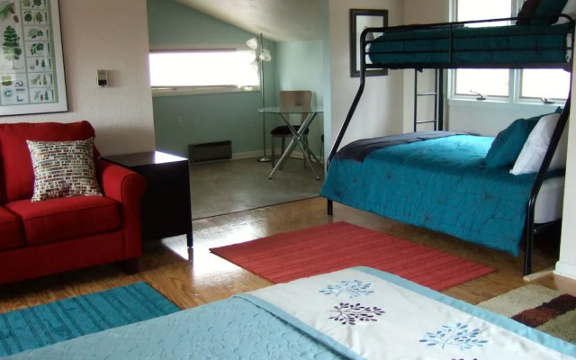 Loya's Little House Bed & Breakfast
