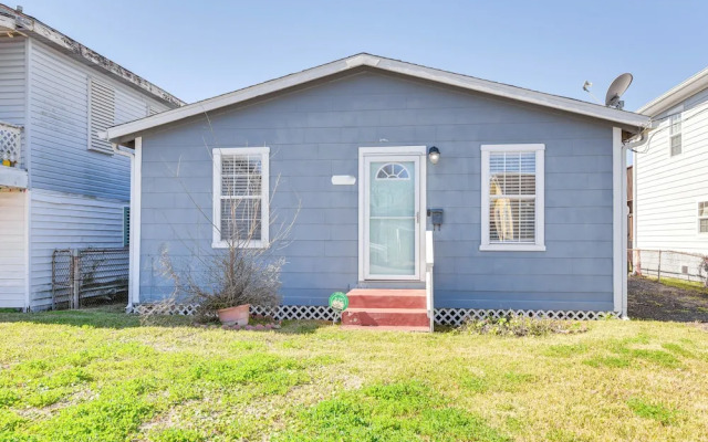 Convenient Galveston Home < 1 Mi to Beach!
