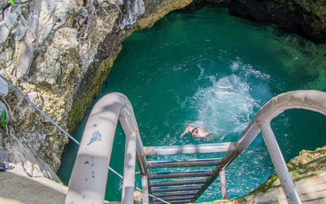 Haley's Paradise at Blue Hole