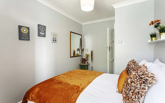 Chic High Spec Apartment Near Central London