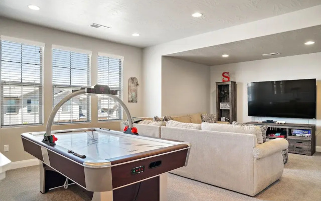 Sunshine Serendipity 4 Bedroom Apts by RedAwning