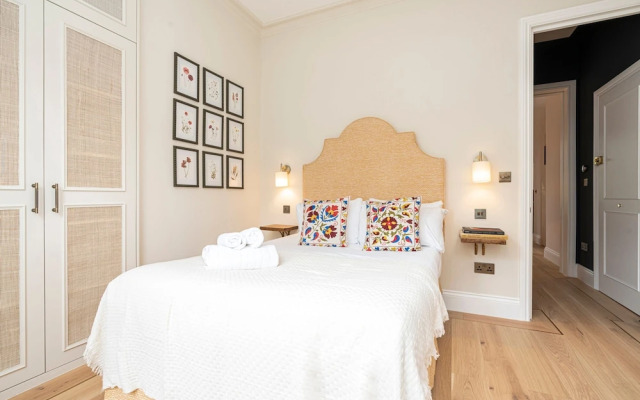 Elegant Flat Near Notting Hill by Underthedoormat