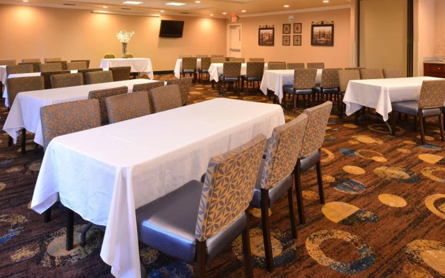 Holiday Inn Express & Suites Lathrop