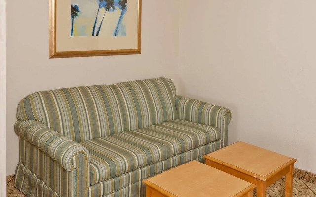 Holiday Inn Express & Suites Nearest Universal Orlando by IHG