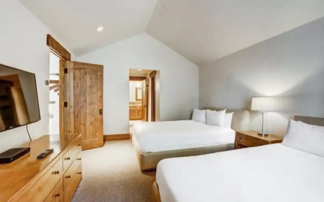 5 Bedroom Luxury Townhome in Lionshead Village