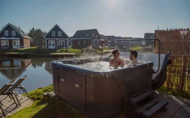 Sustainable Water Villa With Dishwasher, by a Lake