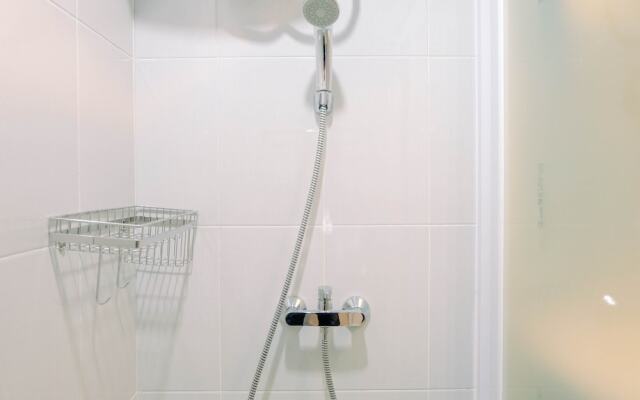 Warm Design Studio Apartment at Casa De Parco