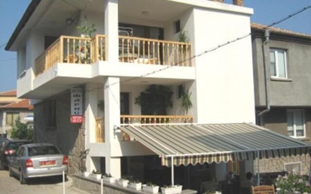 Farlalievi Guest House