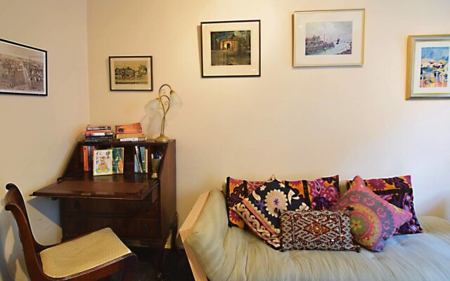JOIVY Bohemian Writers Retreat in Heart of The Old Town