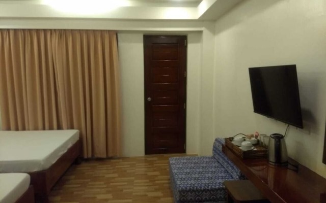 OYO 696 Jurias Garden Hotel
