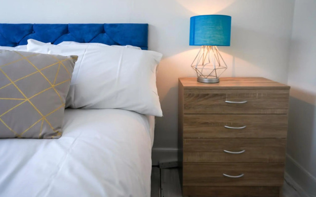 Planet St - Whole House with Parking