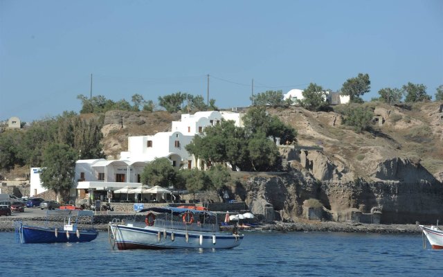 Akrotiri Hotel