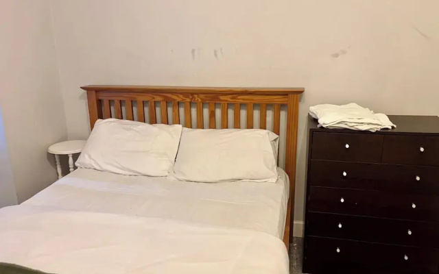 4 Bed House-sleeps 7-free Parking