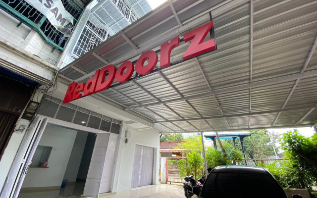 RedDoorz near Thamrin Plaza Medan 2