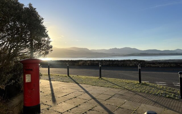 Traditional 3-bed Cottage, Log Burner & Sea Views!