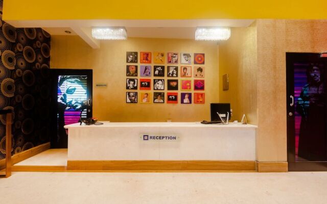 Capital O 40728 Bollywood Design Hotel