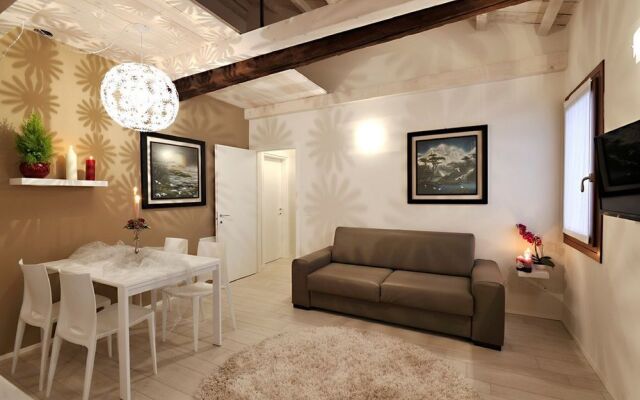 Lovely Canal View Apartment