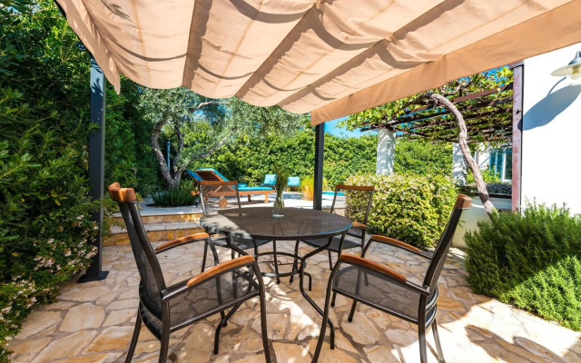 Villa Piano - Four Bedroom Villa With Terrace and Swimming Pool