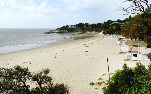 Holiday Home in Chenac With Stunning Terrace Views